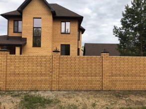 Кирпичный забор сплошной 200 метров фото с установкой