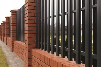 Забор из евроштакетника с кирпичными столбами 20 соток фото в Гулькевичах