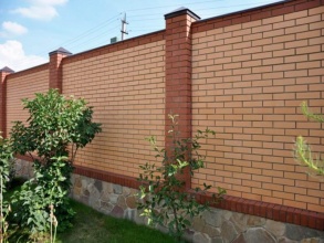 Кирпичный забор сплошной 80 метров фото в Гулькевичах