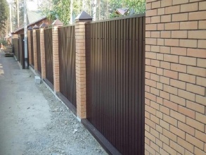 Забор из профнастила с кирпичными столбами 72 метра фото в Гулькевичах