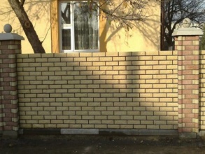 Кирпичный забор сплошной 15 соток фото недорого под ключ